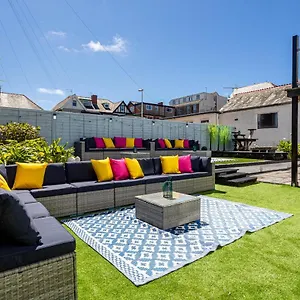 Holiday home Empress Hall By Charles Alexander Short - Sleeps 20, Blackpool