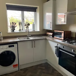 Holiday home Cheerful 3 Bedroom Town House With Hot Tub, Blackpool